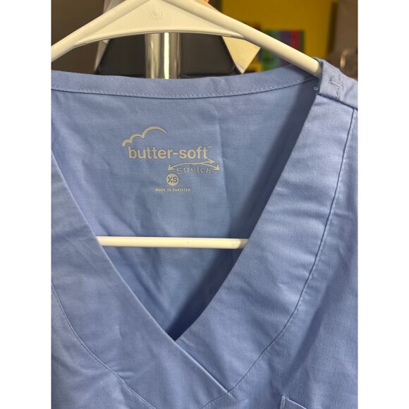 BN #41 NWT Butter-Soft Stretch Scrub Top XS Light Blue – Uniform Advantage - Picture 2 of 7